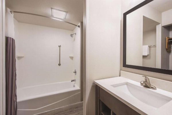 La Quinta Inn & Suites by Wyndham Effingham image 19