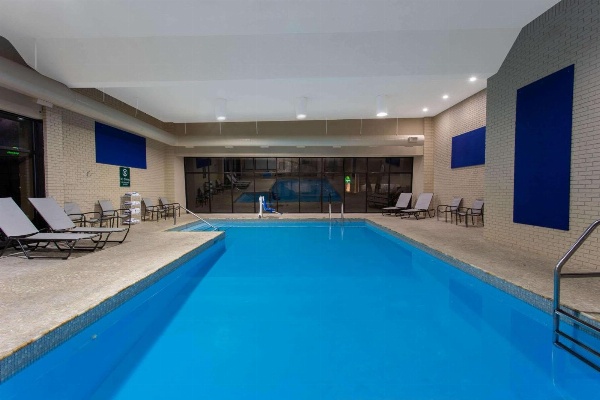 La Quinta Inn & Suites by Wyndham Effingham image 2