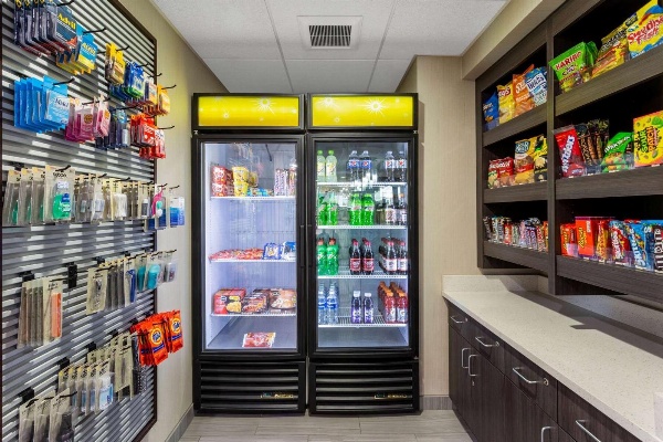 La Quinta Inn & Suites by Wyndham Effingham image 5