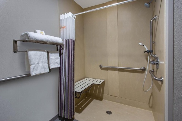 La Quinta Inn & Suites by Wyndham Effingham image 9